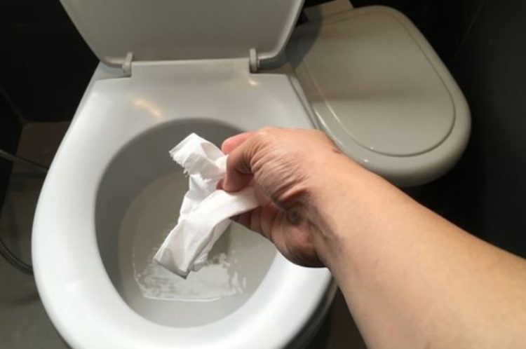 Bỏ giấy vào bồn cầu gây tắc nghẽn