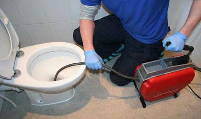 Những c&aacute;ch xử l&yacute; bồn cầu bị tắc, bị nghẹt đơn giản