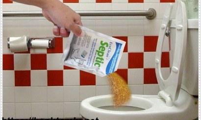 Sử dụng bột vi sinh thông bồn cầu đúng cách
