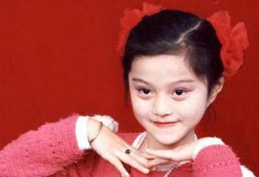 C&ocirc; l&uacute;c c&ograve;n nhỏ