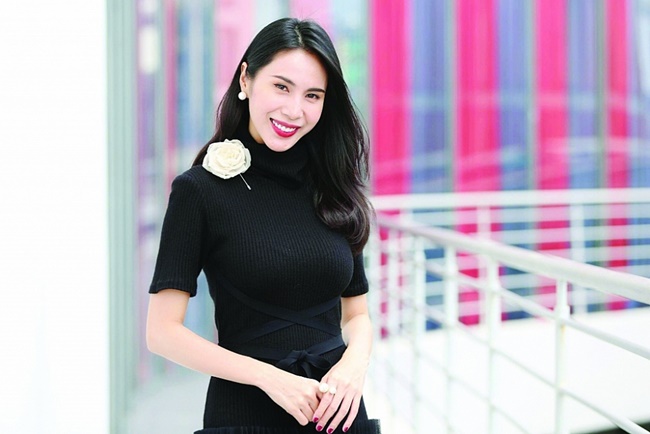 Ca sĩ Thủy Tiên được duyên dáng
