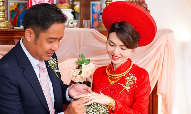 đ&igrave;nh hiếu v&agrave; d&agrave;n sao cổng mặt trời