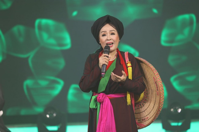 NSND Thu Hiền trong chương trình Ký ức tuổi thơ