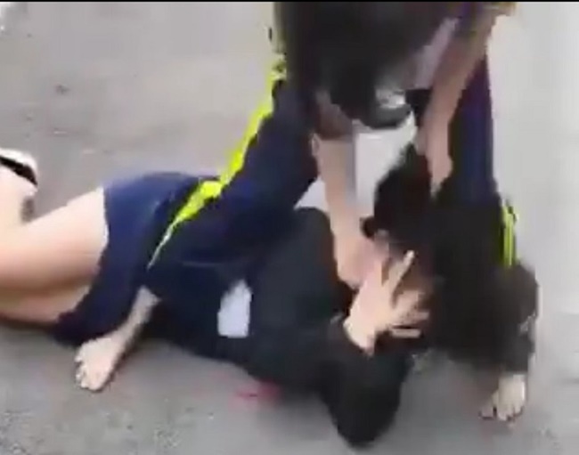 Nữ sinh lớp 7 bị đ&aacute;nh lột đồ