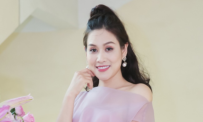 tiểu sử H&agrave; Hương con