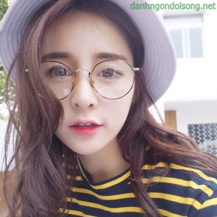 Top ảnh gái xinh đeo mắt kính dễ thương