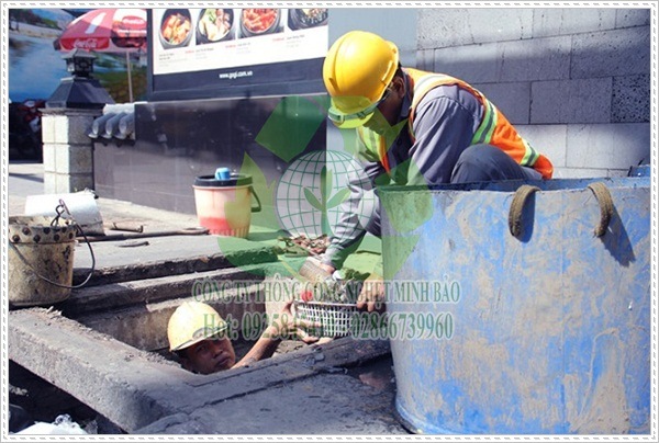 Thi c&ocirc;ng h&uacute;t hầm cầu.