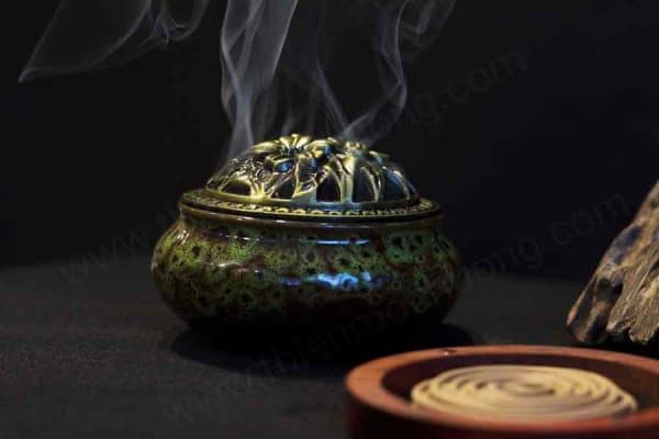 Khử m&ugrave;i h&ocirc;i nh&agrave; vệ sinh bằng kh&oacute;i nhang thơm