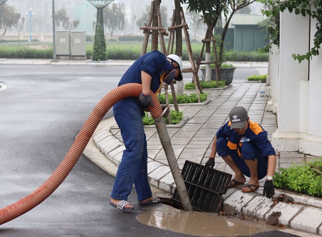 Quy tr&igrave;nh l&agrave;m việc chuy&ecirc;n nghiệp của c&aacute;c thợ nạo v&eacute;t hố ga quận Ph&uacute; Nhuận